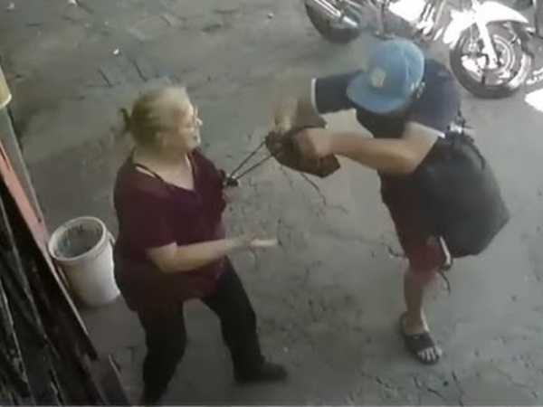 Le intentaron robar la cartera a una empleada doméstica de La Plata y huyeron con 300 mil pesos