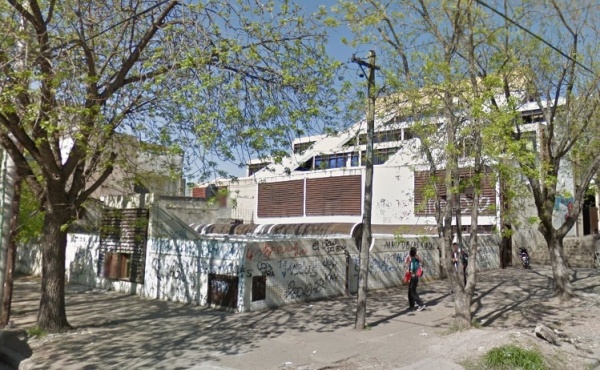 En la Escuela Secundaria Nº3 de Los Hornos piden que se arregle el tanque de agua