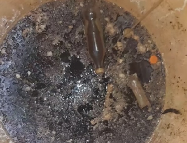 En 143 y 57 reclamaron por una bomba de agua que nunca fue limpiada