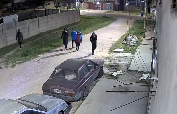 Ladrones en plena acción en Los Hornos: robaron dos motos y dos lavarropas, y así se movían por el barrio