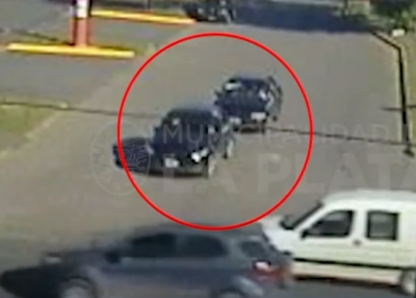 Habrían identificado a los dos autos que fugaron tras matar al hijo del ex barra de Estudiantes "El Hache" Alonso