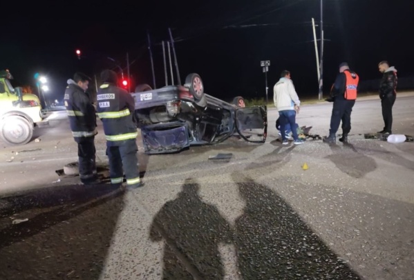 Impactante choque en La Plata: un auto embistió a otro y terminó volcando