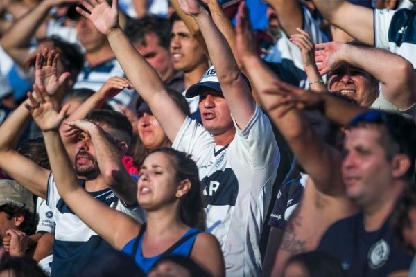 Un hincha de Gimnasia de La Plata hizo un "peculiar" pedido en las redes sociales pero lo mandaron "a laburar"