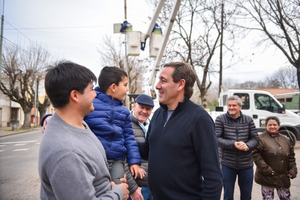 Garro recorrió con vecinos y comerciantes de Tolosa la colocación de nuevas cámaras para mayor seguridad