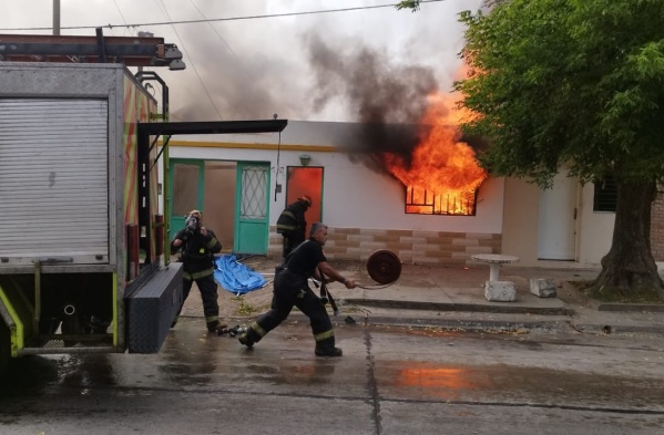 Se desat&oacute; un feroz incendio en una casa de La Plata y una familia se salv&oacute; de milagro