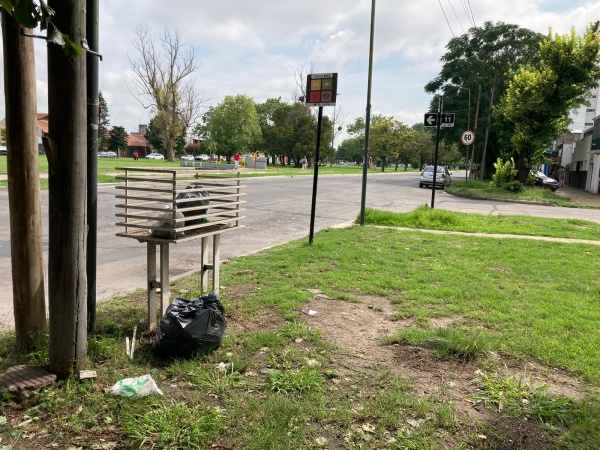 "Hay un olor nauseabundo": Fue a tomar el micro en la 32 y quedó espantada