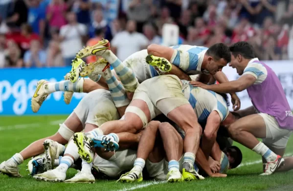 Los Pumas y Estudiantes unidos en el festejo: ¿qué gloria Pincha celebró el triunfo ante Gales? 