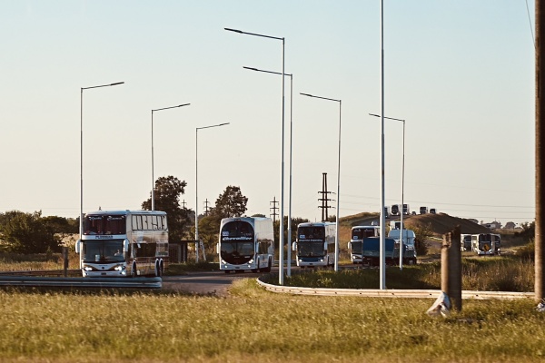 Solo un susto: Micros que trasladaban a hinchas de Estudiantes&nbsp;sufrieron un accidente