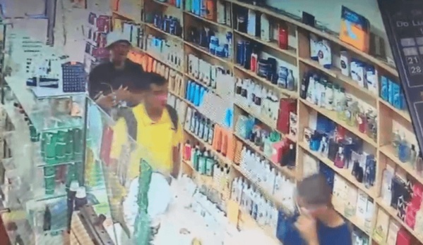 Robaron mercader&iacute;a de una perfumer&iacute;a en La Plata y escaparon