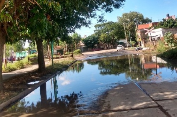 En el Barrio Hipódromo se quejaron por una laguna que ocupa todo el ancho de la calle