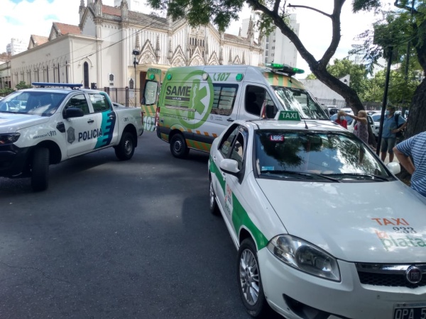 Un taxista choc&oacute; a un peat&oacute;n en el centro platense
