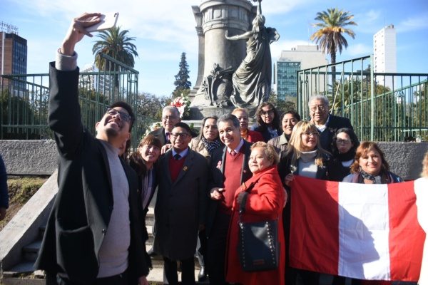 La Comunidad Peruana celebró el Día la Independencia en Plaza San Martín: "Es una oportunidad de estrechar más lazos"