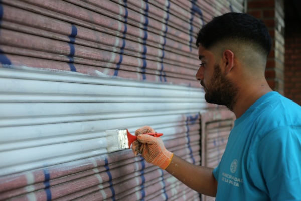 Se limpiaron 80 nuevas fachadas de comercios y viviendas de La Plata, y ya hubo más de 4.000 intervenciones