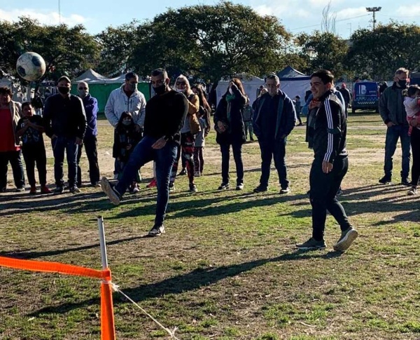 Walter Queijeiro visitó Berisso y jugó la final del fútbol-tenis con el precandidato a concejal Matías Nanni