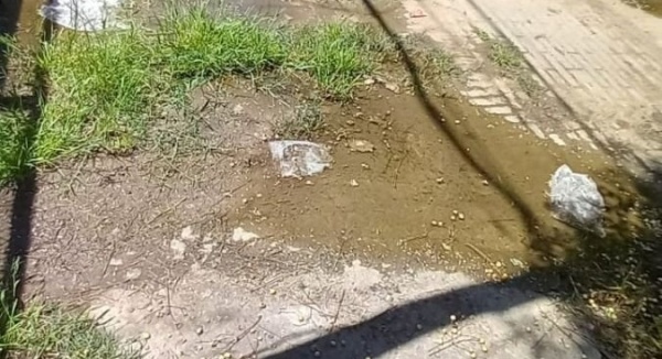 Vecinos de Gonnet reclaman por varias falencias en un barrio: pérdidas de agua y postes de luz con peligro de caerse