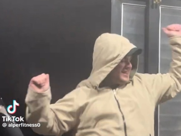 El clip que demuestra lo que hacen algunos hombres cuando nadie los ve: “siempre en tono cancha”