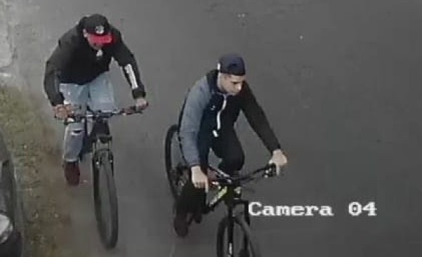 Volvieron al ataque los "tira-piedras" de Los Hornos: quedaron registrados en una cámara y creen que hacen "inteligencia"