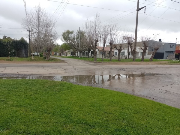 En Olmos reclamaron por una esquina con agua estancada a pesar de no haber llovido