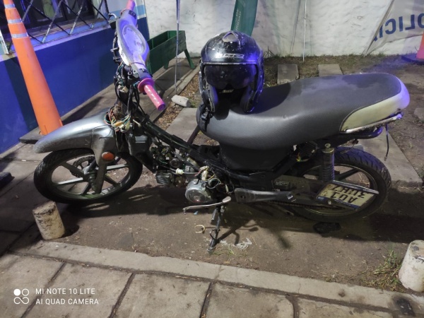 Circulaban con una moto robada en Los Hornos y fueron detenidos