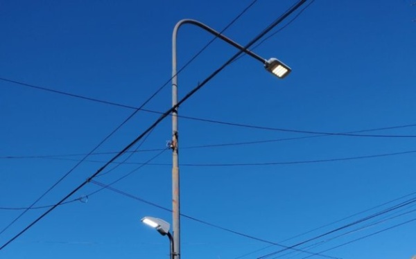 Vecinos de La Loma reclaman que las luminarias de algunas calles "se encuentran prendidas todo el día"