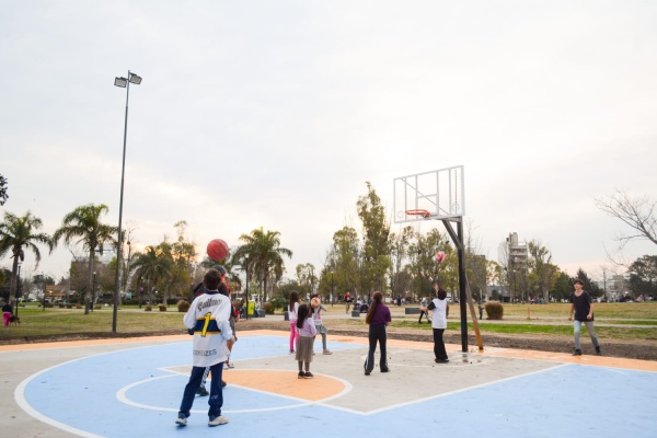 Se inauguraron dos nuevas canchas de fútbol tenis y una de básquet en plazas de La Plata: pone en valor los espacios verdes