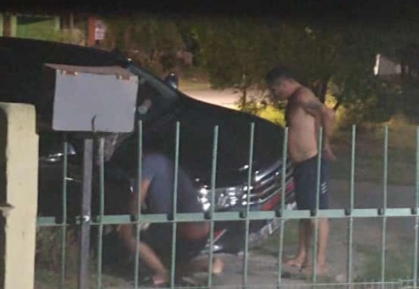 Un hombre apodado "El Chiva" chocó con el auto contra una casa platense y escapó