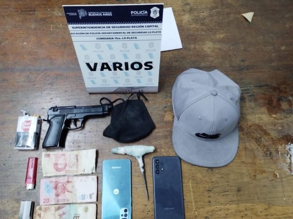 Menores robaron en La Plata y cuando fueron revisados por la policía le encontraron un arma de fuego