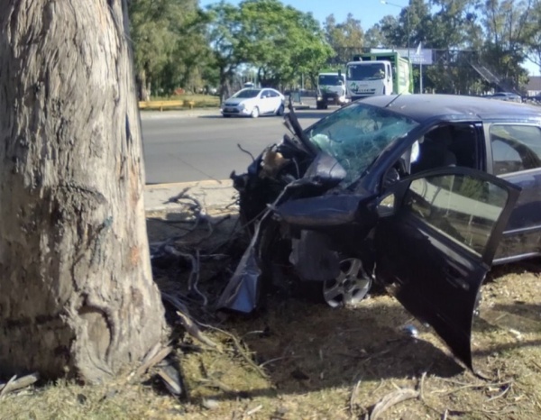 Un fuerte impacto en la rotonda de ingreso a La Plata dej&oacute; un herido que se salv&oacute; de milagro