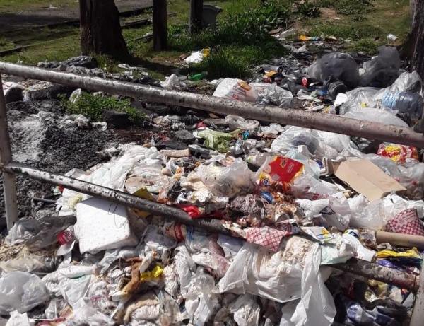 Un basural en 1 y 44 causa enojo en los vecinos, que reclaman por su limpieza