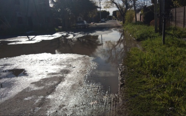 Vecinos de Villa Elvira reclaman por una importante pérdida de agua que ya lleva dos meses