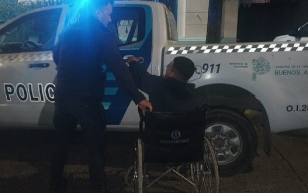 Un hombre en silla de ruedas le pidió dinero a un vecino en Gonnet, no le dio y le rompió el vidrio del auto: fue demorado