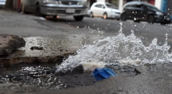 En Los Hornos hay un caño roto perdiendo agua y manifiestan los vecinos que "está así hace días"