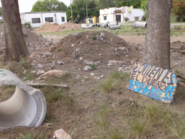 En Arturo Seguí reclamaron por un terreno que es utilizado como depósito de caños de cemento y escombros