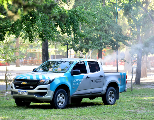 Fumigaciones y "puerta a puerta": amplio operativo en La Plata para prevenir el dengue y el virus que ataca a los caballos
