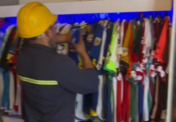 Un platense quería que le arreglen el cable pero los trabajadores se entretuvieron con su icónica colección: "Yo ni loco..."
