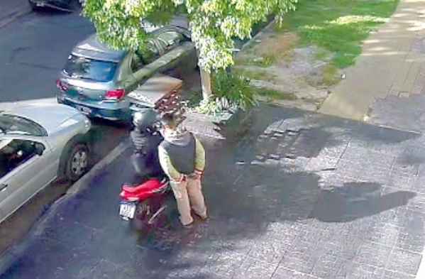 Un hombre amenazó a una mujer para robarle la moto en 46 y 15