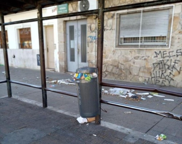 Reclaman por la pésima limpieza de los tachos que se encuentran en las cercanías de la estación de Trenes de La Plata