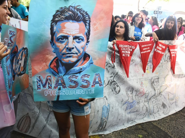 La Facultad de Artes de La Plata movilizada en apoyo a Massa: “Se disputan dos modelos: el público o el privatista”