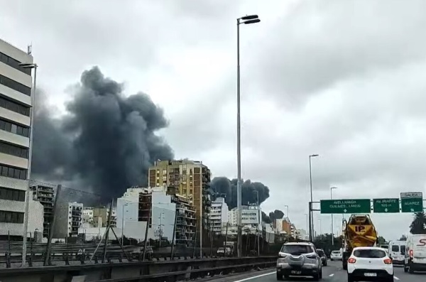 Explosiones y fuego en una f&aacute;brica de Dock Sud dificultan la visibilidad en la autopista Buenos Aires - La Plata