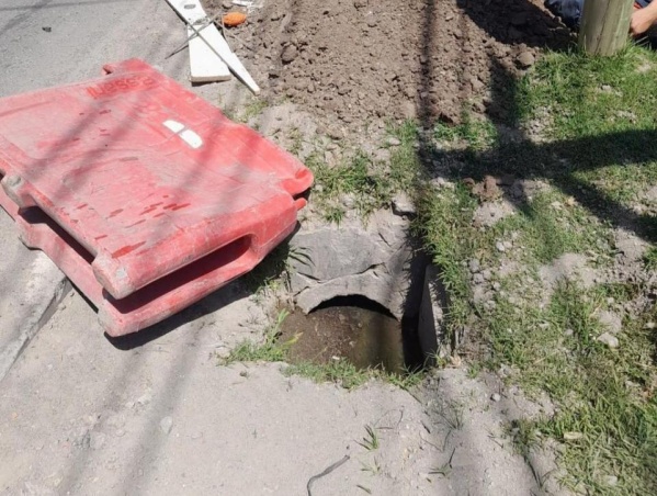 Vecinos reclaman por un desag&uuml;e descubierto en 467 esquina 37 bis: "Se puede caer alguien"