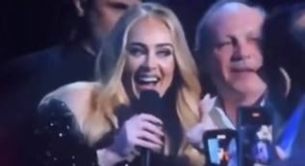 Adele también se subió a la Scaloneta: "Te amo Messi, te amo"