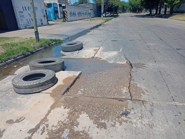 La peligrosa rajadura y desnivel que preocupa a los vecinos de 76 y 132