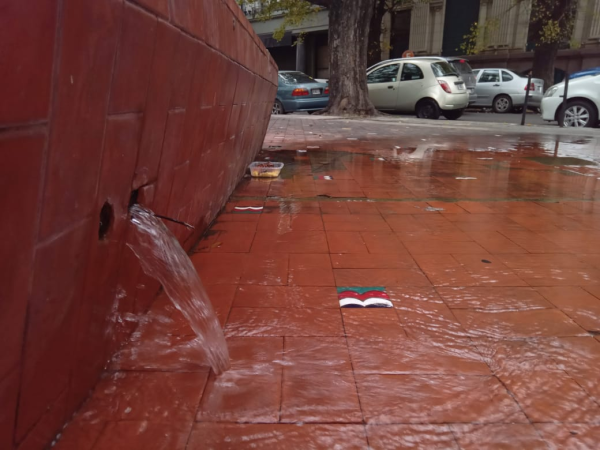 Un "río" copó el paisaje de Diagonal 80 gracias a la fuente de la plazoleta de la iglesia San Ponciano