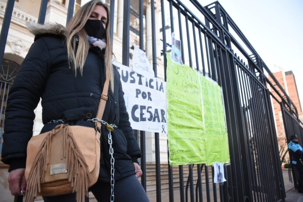 Su hijo muri&oacute; al cuidado de su padre en La Plata y se encaden&oacute; en Gobernaci&oacute;n para pedir justicia: "Vivo con miedo"