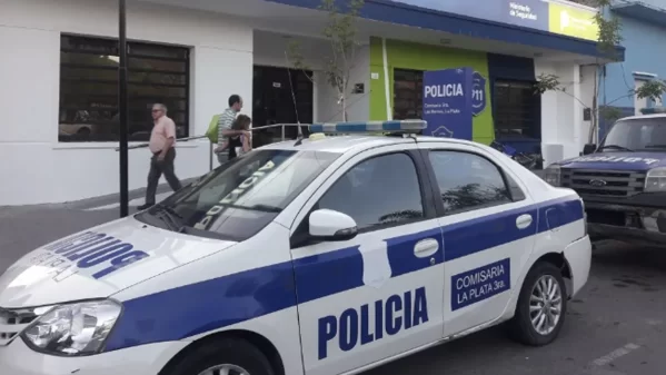 Vecino de Los Hornos dejó su camioneta estacionada, se fue a dormir y cuando se levantó se la habían robado