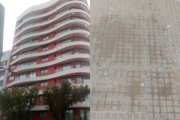 Caminaba por 14 y 46 cuando una vecina baldeando el balcón lo mojó de pies a cabeza: "Es ilegal, no se puede hacer"