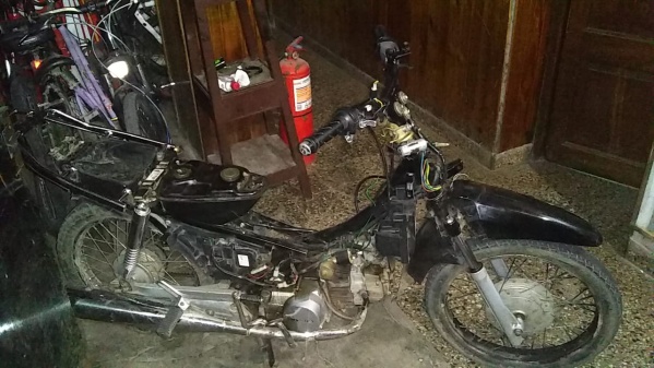 Un hombre fue demorado junto a un cómplice menor de edad por circular en una moto robada en City Bell