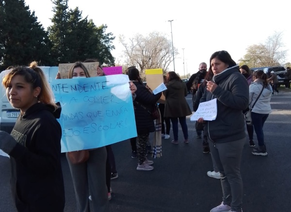 La Comunidad de la Escuela 14 de Villa Elisa reclamó por la falta de calefacción y viandas en mal estado