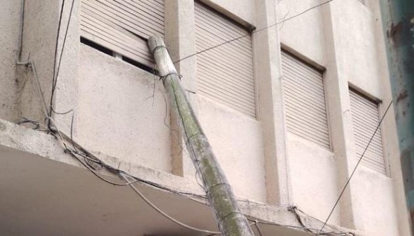 En la zona de 44 y 8 expusieron su malestar por la caída de un poste con cableado eléctrico