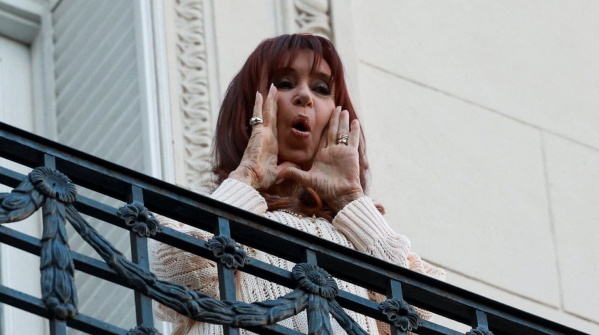 Cristina Kirchner pidió al Tribunal que aclare si puede salir al balcón durante su prisión domiciliaria: “Parece joda”